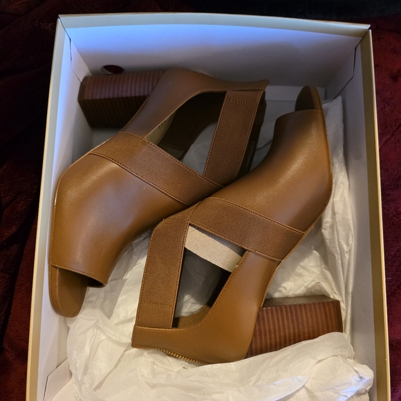 Michael Kors Tan Heeled Boots - New - Picture 1 of 3
